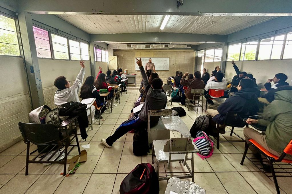 DIF Reynosa lleva pláticas de prevención de embarazo a escuelas