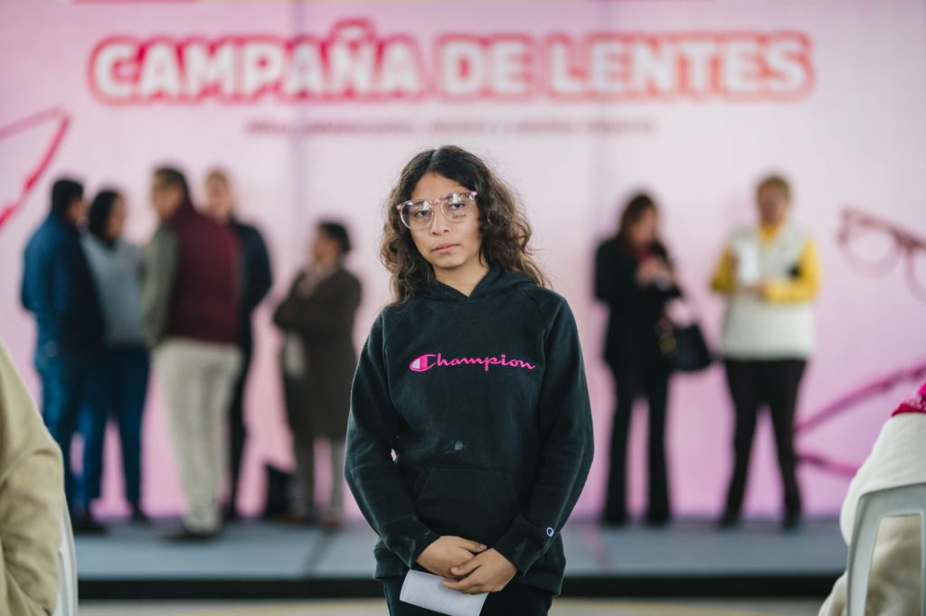 Alcalde Carlos Peña Ortiz apoya a familias con campaña de lentes